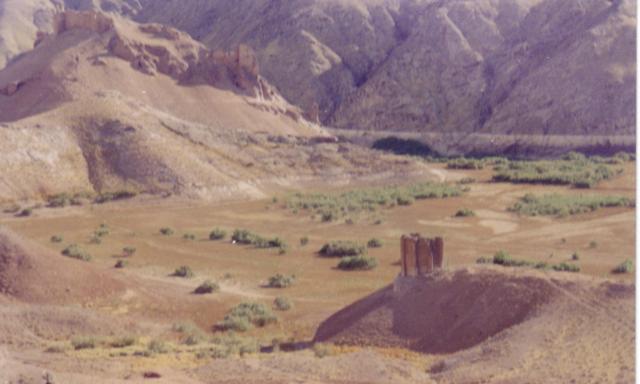 ديوارهاى قلعه شميران در عقب عکس و يکى از چهار برج در جلوى عکس ديده مى‌شود