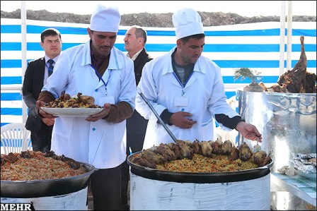 آمدگی برای گسترانیدن خوان نوروزی در تاجیکستان